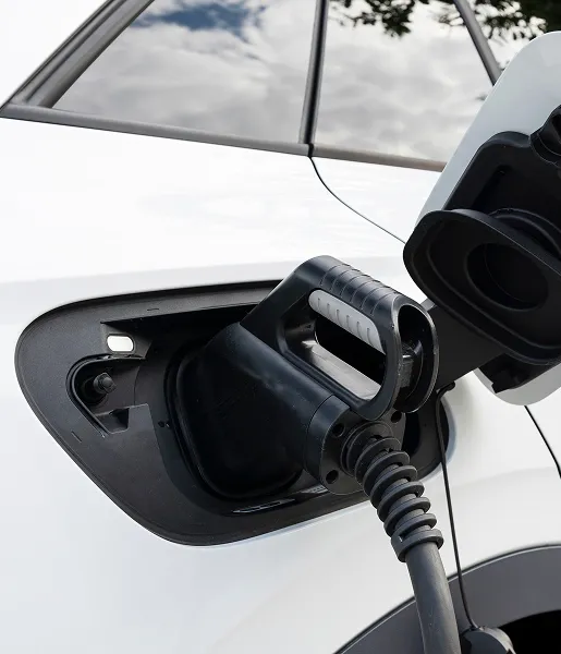 Voiture électrique en cours de recharge avec câble branché.