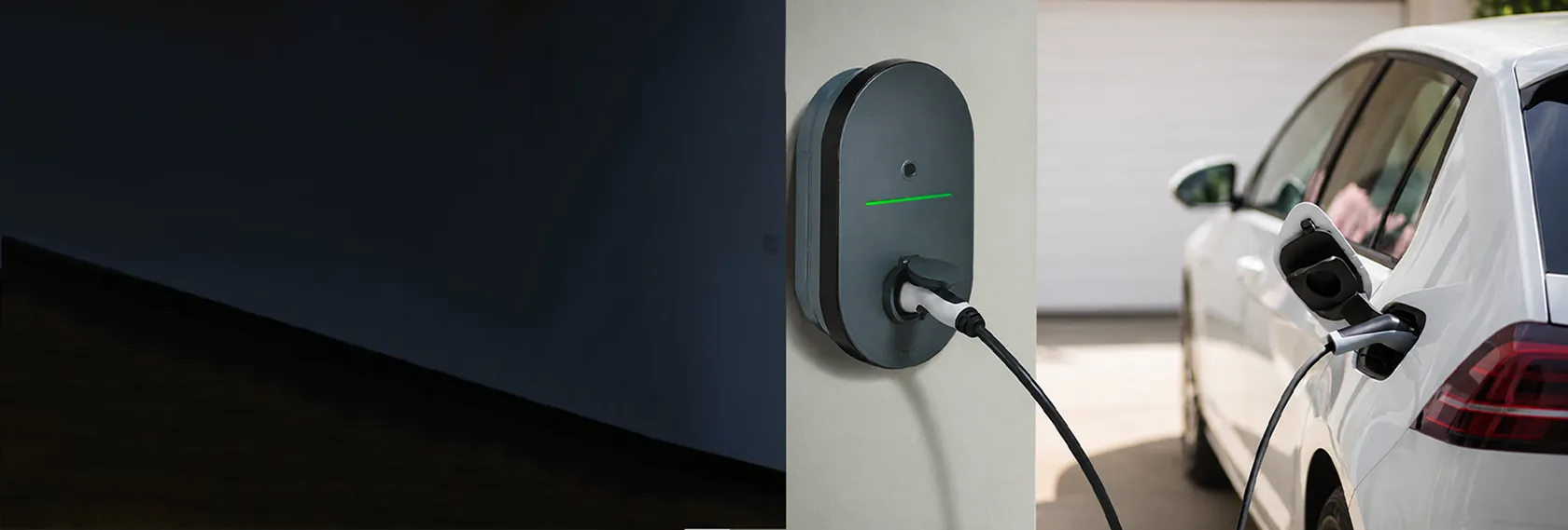 Voiture électrique en charge avec prise murale domestique.